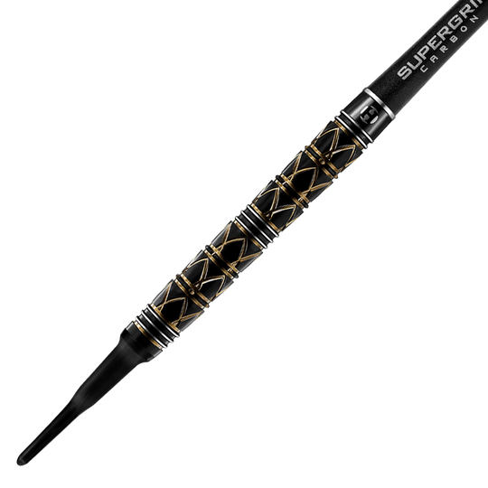 HA29129_Harrows_Taipan_Softdarts_2 Das Bild zeigt einen Harrows Taipan Softdart mit einem schwarzen und goldenen, gemusterten Griff. Der Hintergrund ist mit dynamischen, diagonalen Linien gestaltet.