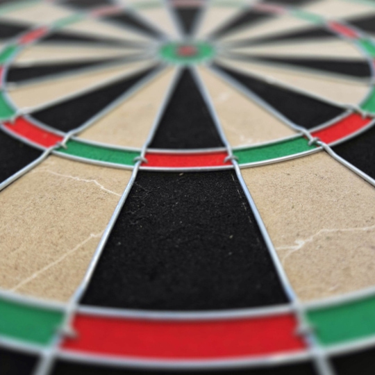 Sada ocelových terčů Target Gabriel Clemens Das Bild zeigt ein Steeldartboard mit farbigen Segmenten in Rot, Grün, Schwarz und Beige. Es handelt sich um das Produkt "Target Gabriel Clemens Steeldartboard Set".