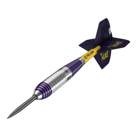 Šipky Target Luke Littler mosazné ocelové - 22g Das Bild zeigt einen Target Luke Littler Brass Steeldart mit einem Gewicht von 22g. Der Dartpfeil hat ein silber-violettes Barrel, einen gelben Schaft mit der Aufschrift "PRO GRIP" und violette Flights mit der Aufschrift "THE NUKE".