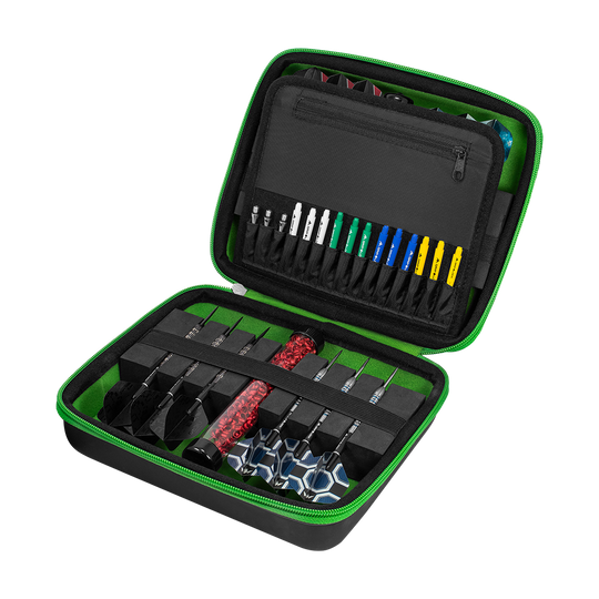 Peněženka Mission Luxor Dart Die Abbildung zeigt ein geöffnetes Dart-Set in einer schwarzen Tasche mit grünem Rand. Im Inneren befinden sich mehrere Darts, Ersatzteile und Zubehör ordentlich sortiert.