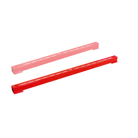 Das Bild zeigt zwei rote Metallleisten mit Markierungen, die Teil des Bulls Oky System SETs sind. Sie dienen als Abwurflinie (Oche) für das Dartspiel und werden auf den Boden gelegt.