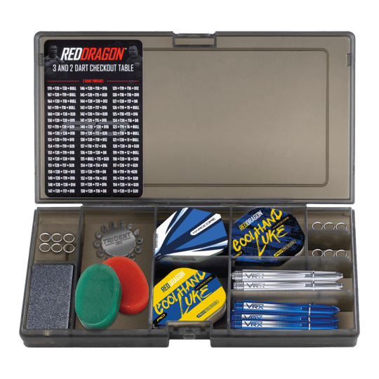 Sada doplňků Optima pro Red Dragon Luke Humphries Das Bild zeigt das Red Dragon Luke Humphries Optima Zubehör Pack für Darts. In der Box befinden sich Flights, Shafts, Ringe, Schleifsteine, ein Checkout-Tabelle und weiteres Dartzubehör.