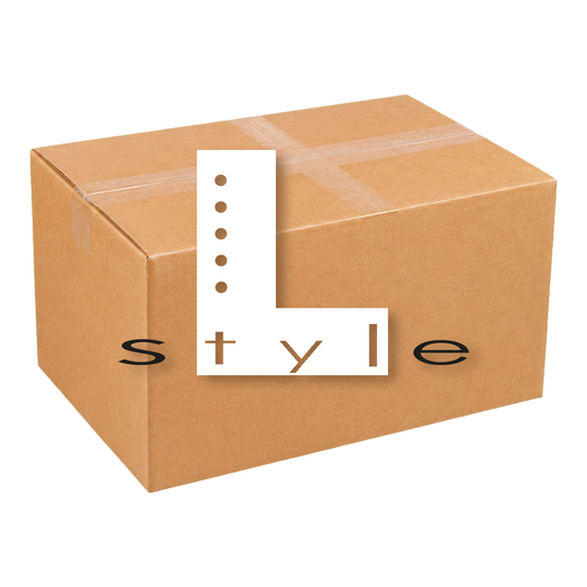 Die Abbildung zeigt die McDart Mystery-Box - L-Style. Diese Box enthält verschiedene Überraschungsprodukte im Bereich L-Style für Dartspieler.