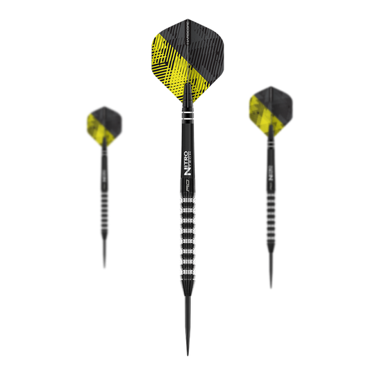 Ocelové šipky Red Dragon Razor Edge Elite Auf dem Bild sind drei Steeldarts mit schwarzen und silbernen Griffen zu sehen. Die Flights haben ein schwarz-gelbes Muster.