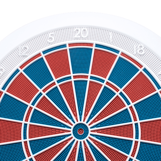 g01440_GranBoard_132_Elektronisches_Dartboard_2 Das Bild zeigt ein elektronisches Dartboard namens GranBoard 132. Die Spielfläche ist in rote und blaue Segmente unterteilt und von einem weißen Rahmen umgeben.
