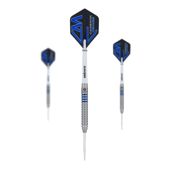 Ocelové šipky Unicorn Contender Cameron Menzies - 23g Das Bild zeigt drei Steeldarts des Modells "Unicorn Contender Cameron Menzies - 23g". Die Darts haben silberne Spitzen, weiße Shafts und blaue Flights mit dem Namen "Cameron Menzies".
