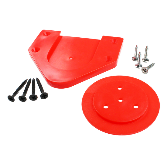 654-McDart-Board-Waldhalterung-ScoFix-Rot-2 Das Bild zeigt die McDart Board Wandhalterung ScoFix in Rot mit passendem Montagematerial. Zu sehen sind zwei rote Kunststoffteile und mehrere Schrauben in Schwarz und Silber.