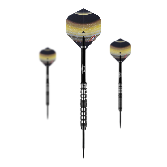 Ocelové šipky Bulls NL Luna Neoma Das Bild zeigt drei Steeldarts des Modells "Bulls NL Luna Neoma". Die Flights der Darts haben ein dunkles, galaktisches Design mit gelben und weißen Akzenten.