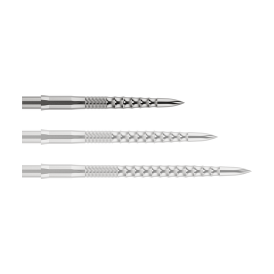 Das Bild zeigt drei silberne Steeldartspitzen, die nebeneinander liegen. Sie haben eine geriffelte Struktur und laufen vorne spitz zu.