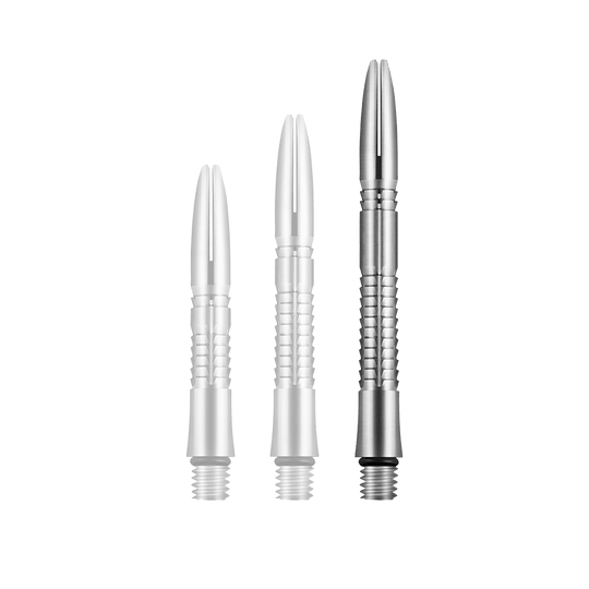 Titanové hřídele Shot Mako Auf dem Bild sind drei silberne, metallische Dartschäfte in unterschiedlichen Längen zu sehen. Sie haben ein geriffeltes Design und sind aus Titan gefertigt.