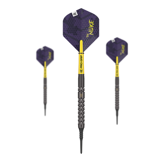 Měkké šipky Target Luke Littler GEN1 - 19g Das Bild zeigt drei Softdarts des Modells "Target Luke Littler GEN1 - 19g". Die Darts haben schwarze Spitzen, gelbe Schäfte mit der Aufschrift "PRO GRIP" und violette Flights mit dem Schriftzug "THE NUKE".