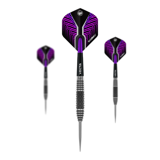 Ocelové šipky Winmau Kairos 01 Das Bild zeigt drei Winmau Kairos 01 Steeldarts mit einer schwarzen und violetten Optik. Die Flights haben ein auffälliges Muster und die Spitzen bestehen aus Metall.