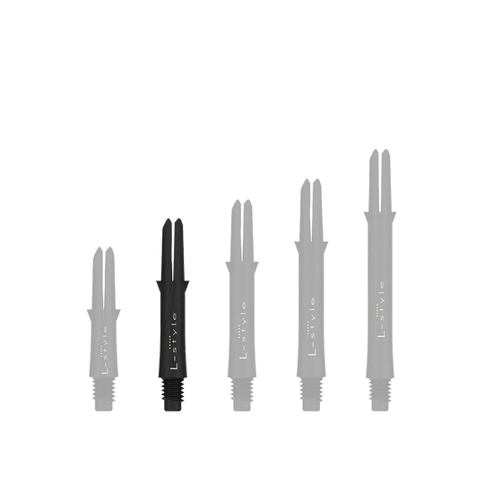 Karbonové šachty ve stylu L Auf dem Bild sind fünf schwarze L-Style Carbon Shafts für Darts in verschiedenen Längen zu sehen. Sie stehen nebeneinander, ohne Kappen, auf einem hellen Hintergrund.