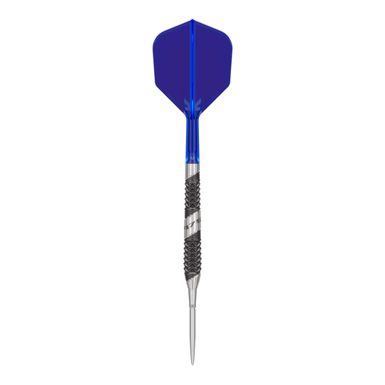 Šipky Target 975 Ultra Marine 02 Swiss Point ocelové Das Bild zeigt einen Pfeil mit einer blauen Flights und einer silber-schwarzen Metallspitze. Der Pfeil hat ein modernes und sportliches Design.