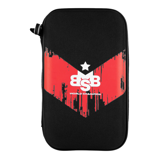 Pouzdro na šipky Shot Michael Smith World Champion - Victory Das Bild zeigt ein schwarzes Dart-Etui mit rotem V-Design und der Aufschrift „BSB World Champion“. Es ist das „Shot Michael Smith World Champion Pocket Dartcase - Victory“.
