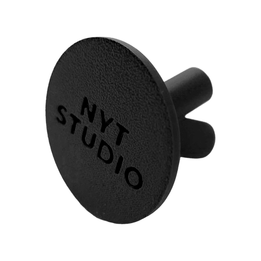 Kompaktní držák šipek NYT Studio Das Bild zeigt einen schwarzen, kompakten Dart-Halter. Es handelt sich um den NYTStudio Compact Darts Halter.