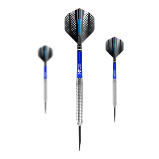 Šipky Red Dragon Razor Edge Original Steel Das Bild zeigt drei Red Dragon Razor Edge Original Steeldarts mit einem Gewicht von 24g. Die Darts haben blaue Schäfte, silberne Griffbereiche und schwarze Flights mit einem Muster.