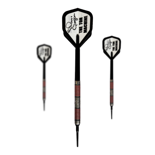 Das Bild zeigt drei Softdarts des Produkts "McKicks Alam Glazier Softdarts - 16g". Die Darts haben einen schwarz-roten Schaft und weiße Flights mit der Aufschrift "THE TON MACHINE".