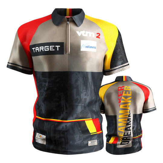 Das Bild zeigt das "Target Coolplay Dimitri Van Den Bergh 2025 Dartshirt" von vorne und hinten. Das Shirt ist bunt gestaltet mit den Farben Schwarz, Rot, Gelb und Beige und trägt verschiedene Logos sowie den Schriftzug "DREAMMAKER" auf der Rückseite.