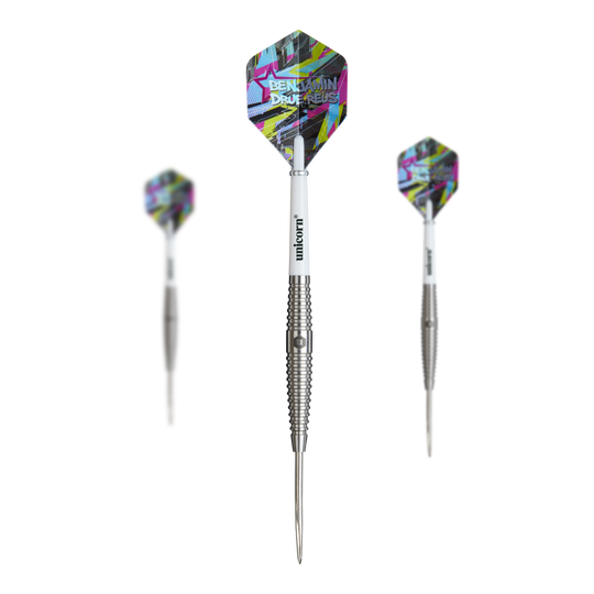 Das Bild zeigt drei Steeldarts des Modells "Unicorn Contender Benjamin Drue Reus" mit einem Gewicht von 24g. Die Flights haben ein buntes, auffälliges Muster.