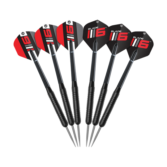 B6XLSET_Winmau_Blade_6_Dartboard_Set_mit_2_Sets_Darts_und_Winmau_Surround_4 Das Bild zeigt sechs Darts mit schwarzen und roten Flights, auf denen "Blade 6" steht. Es handelt sich um das Winmau Blade 6 Set mit 2 Sets Darts.