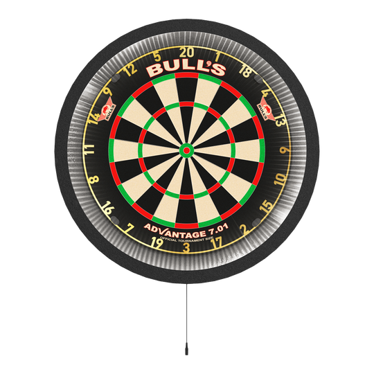 Das Bild zeigt das Produkt "Bulls NL Lumo 2 Light Surround Beleuchtungssystem" an einem Dartboard. Der runde LED-Lichtring um den Dartboard sorgt für eine gleichmäßige Ausleuchtung beim Spielen.