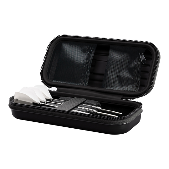 Pouzdro na šipky Target Takoma Stephen Bunting Das Bild zeigt das Produkt "Target Takoma Stephen Bunting Dartcase". In dem geöffneten Etui befinden sich drei zusammengebaute Darts und kleine Netztaschen im Deckel.