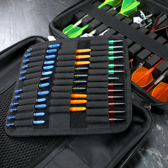 In diesem Bild ist eine geöffnete schwarze Darttasche mit vielen bunten Dartspitzen und zusammengesetzten Darts zu sehen. Die Dartpfeile und Zubehörteile sind ordentlich in verschiedenen Fächern einsortiert.