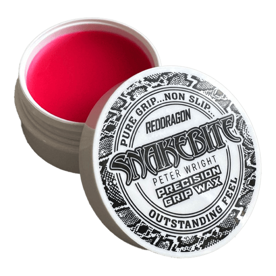 Vosk na prsty Red Dragon Peter Wright Snakebite Precision Grip Wax Das Bild zeigt eine geöffnete Dose mit rotem Fingerwachs der Marke "Red Dragon Peter Wright Snakebite Precision Grip Wax". Auf dem Deckel steht, dass das Produkt für einen sicheren, rutschfesten Griff sorgt.