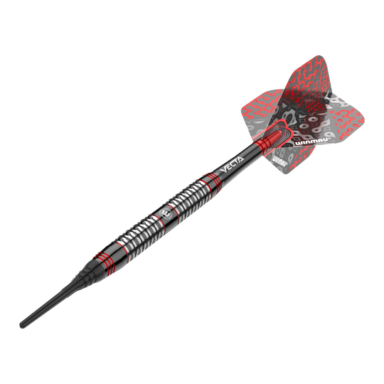 Šipky Winmau Cypher Softdarts - 20g Dies ist ein Winmau Cypher Softdart mit einem Gewicht von 20 Gramm. Der Dart hat ein modernes Design mit schwarzen, silbernen und roten Akzenten.