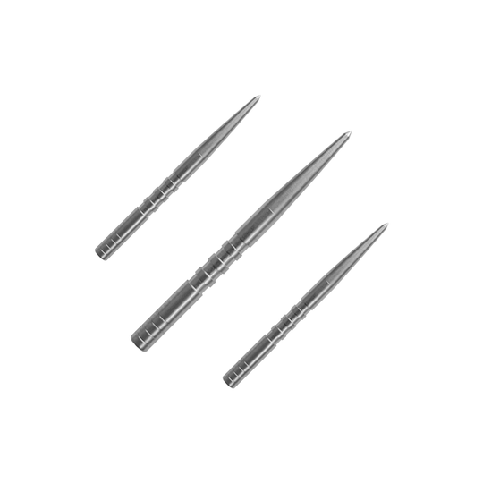 Das Bild zeigt drei silberne Dartspitzen, die nebeneinander angeordnet sind. Sie sind aus Metall und haben eine schlanke, spitz zulaufende Form.