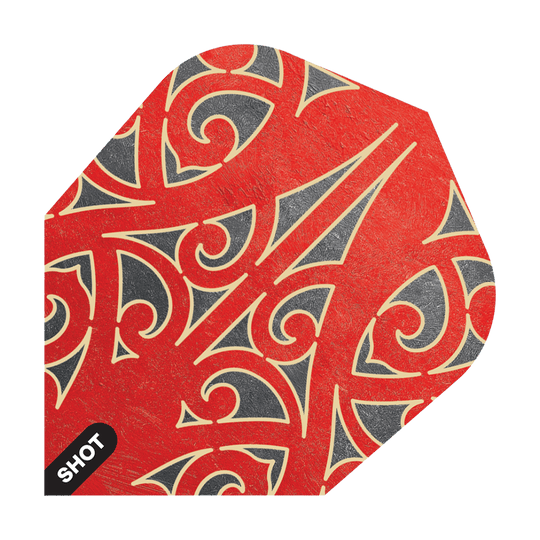 Das Bild zeigt das Produkt "Shot Warrior Taiaha No6 Flights". Die Dartflights haben ein auffälliges rotes und schwarzes Muster mit traditionellen geschwungenen Linien.