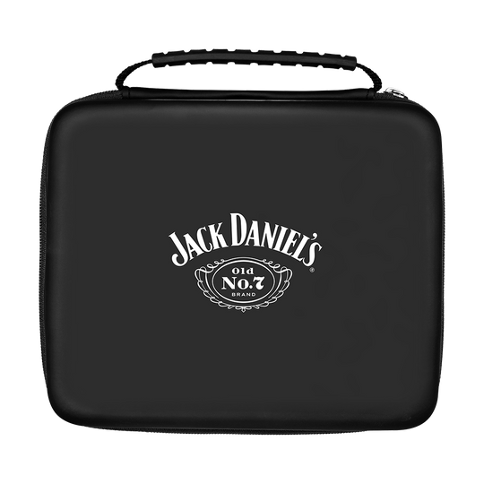 JD7023_Mission_Jack_Daniels_Luxor_Dartcase_1 Das Bild zeigt ein schwarzes Dartcase mit dem Jack Daniel's Logo auf der Vorderseite. Der Tragegriff befindet sich oben am Etui.