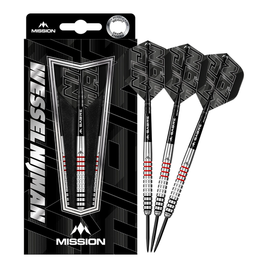 Mission Wessel Nijman ocelové šipky - 23g Das Bild zeigt das Produkt "Mission Wessel Nijman Steeldarts - 23g" in seiner Verpackung. Rechts neben der Verpackung sind drei Steeldarts mit schwarzem Flight und silbernen Schäften abgebildet.