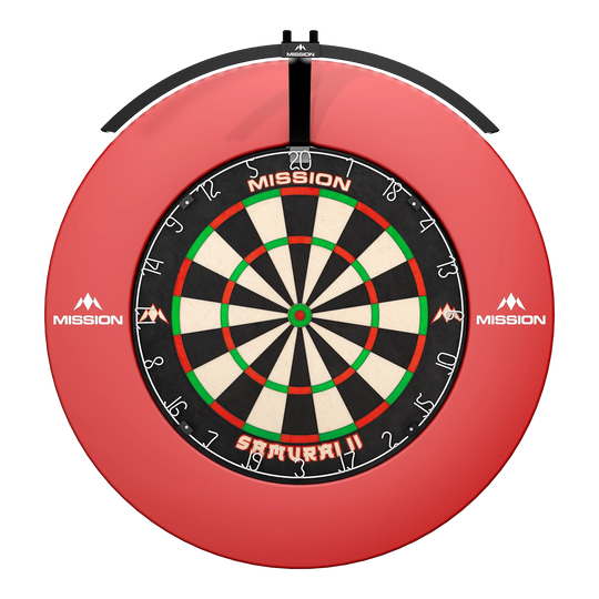 Skládací LED osvětlení terče Mission Torus 100 Das Bild zeigt ein rundes, beleuchtetes LED-Dartboard mit der Aufschrift "Mission Torus 100" und "Samurai II" in der Mitte. Das Dartboard ist von einem roten Schutzring mit dem Mission-Logo umgeben.