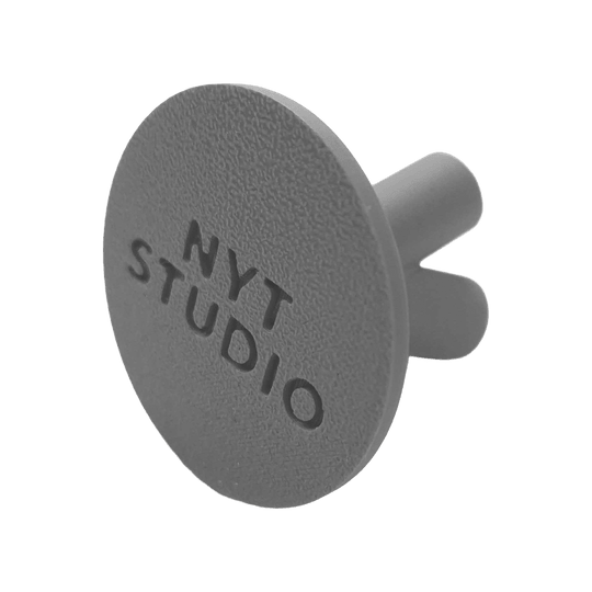 Kompaktní držák šipek NYT Studio Das Bild zeigt einen NYTStudio Compact Darthalter in Grau. Diese Darstellung wurde vom Dateinamen abgeleitet.