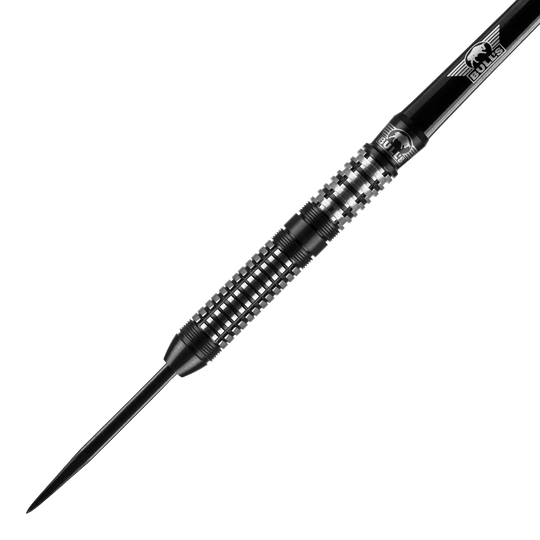 Ocelové šipky Bulls NL Luna Neoma Das Bild zeigt einen Bulls NL Luna Neoma Steeldart. Der Dartpfeil ist schwarz-silbern und hat ein feines, geriffeltes Griffdesign.