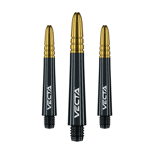 7025-409_Winmau_Vecta_Shafts_Schwarz_Gold_37mm_1teSlm54iNwsM3 Das Bild zeigt drei schwarze und goldene Dartschäfte mit der Aufschrift "Vecta". Die Schäfte stehen nebeneinander auf einem grünen Hintergrund.