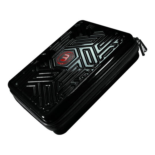 Das Bild zeigt ein schwarzes Dart-Etui mit glänzender, strukturierter Oberfläche und einem roten Logo in der Mitte. Das Etui hat einen Reißverschluss an der Seite.