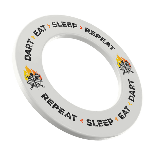 Dartboard-Surround in Weiß mit dem Slogan 'Dart Eat Sleep Repeat'. Das Bild zeigt das Produkt von vorne.