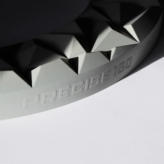 Abgebildet ist das Precise 180 3D Dartboard Surround Subterra in der Farbe Nordic Grey. Es dient als schützendes und dekoratives Element für Dartscheiben.