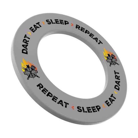 Obklopující terč McDart - Dart Eat Sleep Repeat Dartboard-Surround in grauer Farbe mit dem Slogan 'Dart Eat Sleep Repeat'. Auf dem Bild ist das Produkt frontal zu sehen.