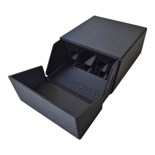 Pouzdro na šipky Smoke 180 s vlastním designem - černé Nahaufnahme des Smoke 180 Dartcase mit individuellem Design in Schwarz. Die Verschluss-Mechanik ist erkennbar.