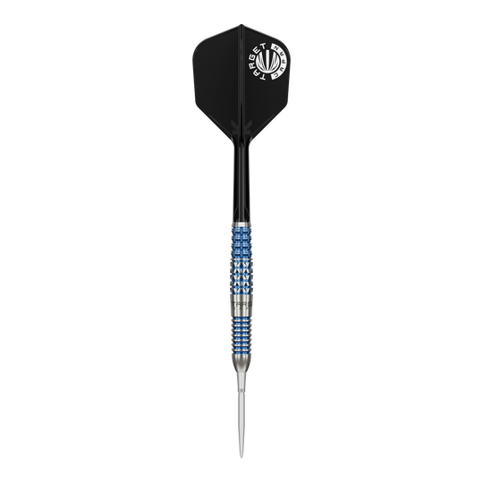 Das Bild zeigt einen Target Japan Toru Suzuki Sereno GEN2 Swiss Point Steeldart. Der Dart hat eine schwarze Flight, einen silber-blauen Barrel und eine spitze Metallspitze.