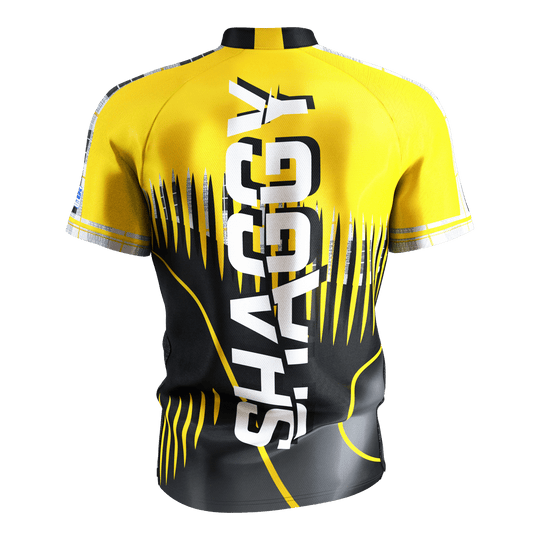 Tričko Target Coolplay Scott Williams 2025 s logem na šipky Das Bild zeigt ein gelb-schwarzes Dartshirt mit dem großen weißen Schriftzug "SHAGGY" auf der Rückseite. Das Shirt hat ein auffälliges, modernes Design mit dynamischen Linien und Mustern.