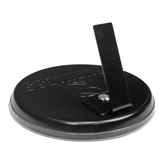 Sada mini terčů na stolní počítače Ruthless Das Bild zeigt die Rückseite eines Produkts namens "Ruthless Mini Desktop Dartboard Set". Es ist eine runde schwarze Basis mit einem klappbaren Ständer.