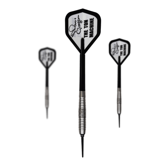 McKicks Alam Glazier Shark Machine měkké šipky Das Bild zeigt drei Softdarts des Produkts "McKicks Alam Glazier Shark Machine". Die Darts haben silberne Griffe und weiße Flights mit der Aufschrift "THE TON MACHINE".