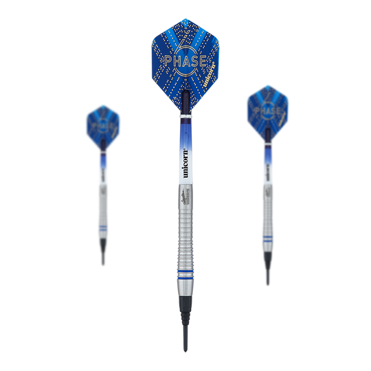 Mistr světa Unicorn Phase 6 Gary Anderson měkké šipky Das Bild zeigt drei Softdarts des Produkts „Unicorn Phase 6 World Champion Gary Anderson“. Die Darts haben silberne Schäfte und blaue Flights mit dem Schriftzug „PHASE“ darauf.
