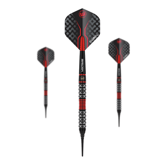 Měkké šipky Winmau Joe Cullen Special Edition Auf dem Bild sind drei Softdarts mit schwarzen und roten Details zu sehen. Die Flights haben ein modernes, geometrisches Muster und das mittlere Dart wird von vorne gezeigt.
