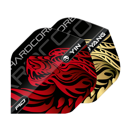 Das Bild zeigt zwei Dart-Flights mit auffälligen Drachenmotiven in Rot und Gold. Auf den Flights stehen die Worte „Yin Yang“ und „Hardcore“.
